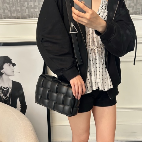 這未免太好看😭🖤 BV 黑金枕頭包｜99新