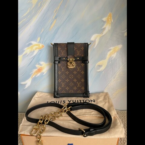 LV trunk vertical老花手機包。