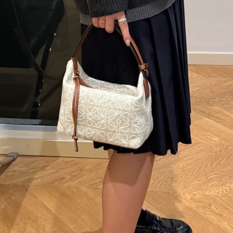 Loewe 羅意威 米白色Cubi飯盒包  尺寸：20*17*12