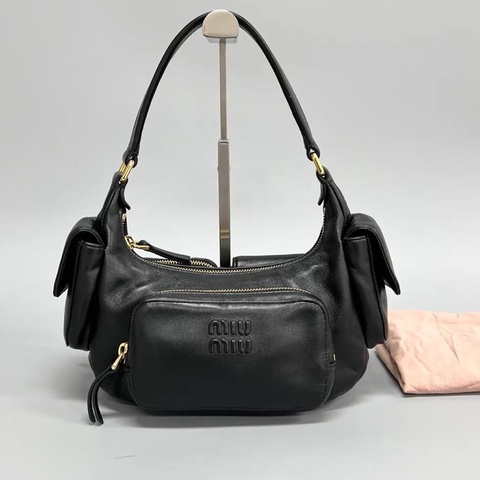 🌷芯片款！Miumiu 黑色羊皮 Nappa Pocket 機車包Hobo腋下包