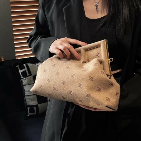 Fendi芬迪 First Bag 駝色新款老花刺繡法蘭絨 中號 閒置品99新✨️