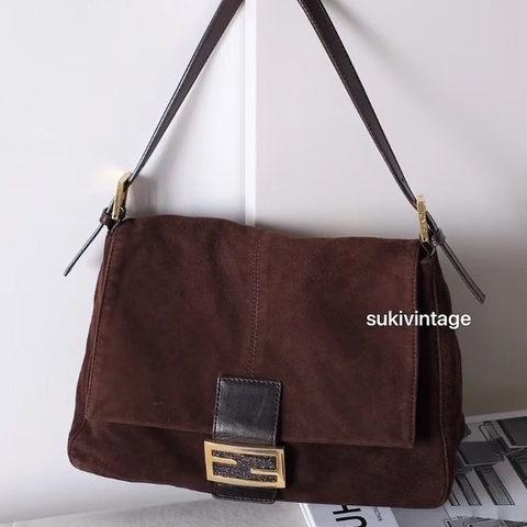 Fendi • 經典焦糖棕色麂皮珐廊釦法棍包