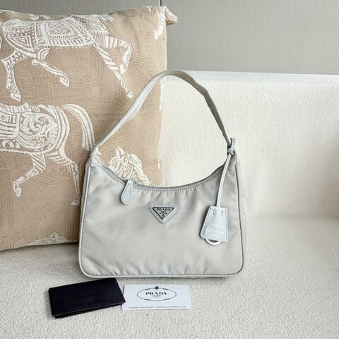 Prada Hobo2000腋下包 淡藍色  22*16*6 98新配件保卡 塵袋
