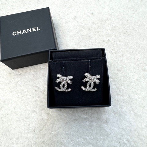Chanel銀色水鑽蝴蝶結雙Clogo耳環ABA922