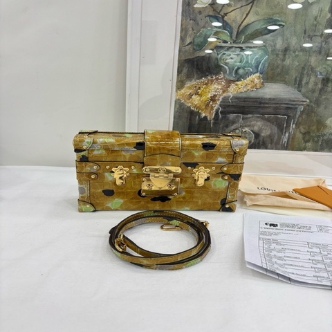 LV petite malle 鰐魚皮硬箱子 發財黃  撒哈拉 喜馬拉雅鰐魚皮硬盒子 閒置未使用品 尺寸：20x12cm  公價24w