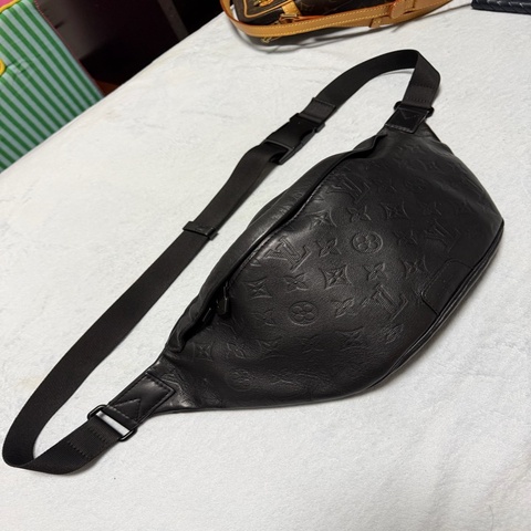 Lv黑花壓紋腰包（M44388)