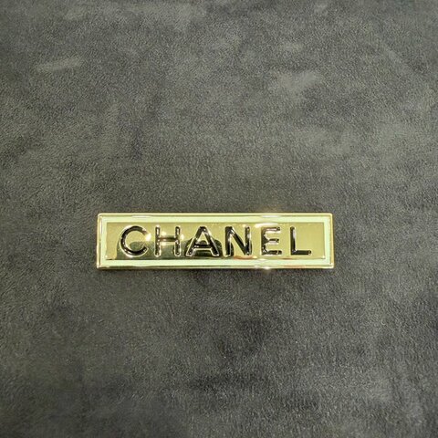 CHANEL  鐵牌LOGO胸針