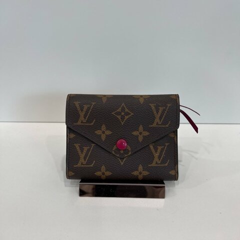 LV M41938/NZ4107 老花紫紅豆豆Victorine短夾