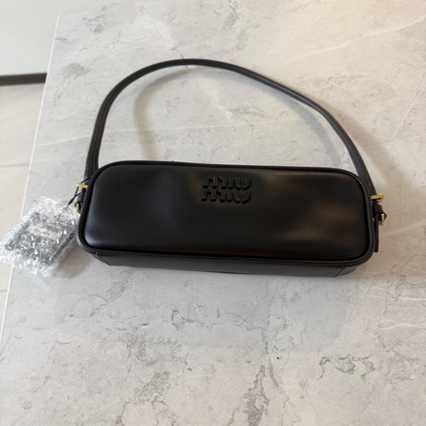 MIUMIU千金風黑色小號化妝包