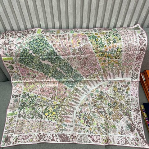 Hermès 90 x 90 cm Silk Scarf Pink White Floral