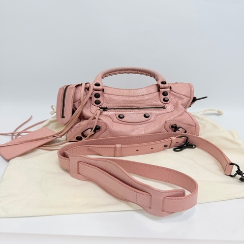 Balenciaga 粉復刻羊皮黑釦mini city 協背包