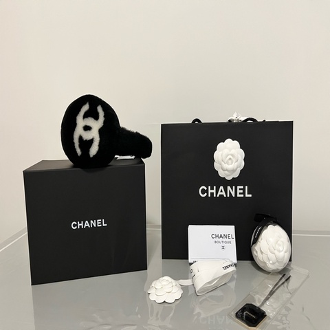 CHANEL 香奈兒《全新》26B 經典黑白雙C毛絨耳罩