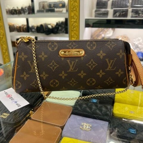 東區正精品㊣LV M95567 EVA 老花字紋金牌金鍊手提包肩背包斜背包晚宴包腋下包 RZ6579