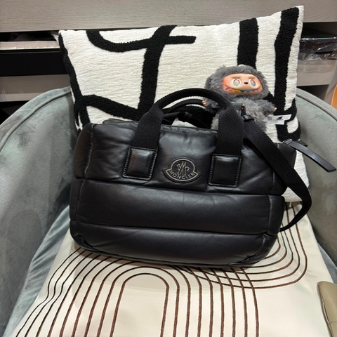 MONCLER CARADOC 皮革羽絨迷你手提包 5L00010