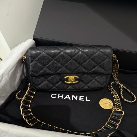 Chanel 香奈兒 Classic Flap CF金幣方胖子系列金屬扣徽章 顆粒壓花小牛皮方胖子口蓋包。