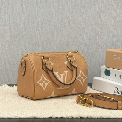 Louis Vuitton 路易威登 奶茶色壓紋老花Speedy nano枕頭包單肩斜挎包 芯片款 尺寸16*10*7.5cm