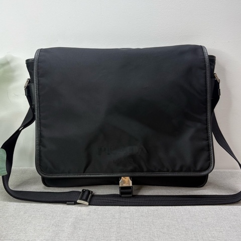 PRADA/普拉達 黑色尼龍郵差包 經典logo壓印設計 尼龍防水材質 可單肩斜挎