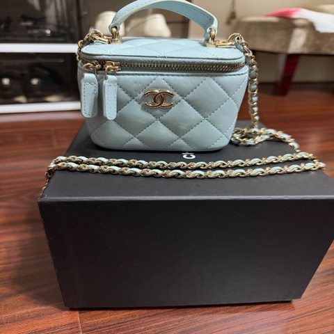 CHANEL 淡藍色菱格紋迷你化妝箱鏈條包 Vanity Case 羊皮斜背包 小廢包