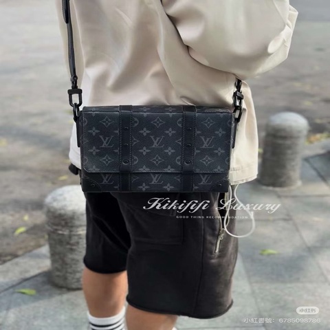 Louis Vuitton • 經典黑老花Trunk郵差包 芯片款✨