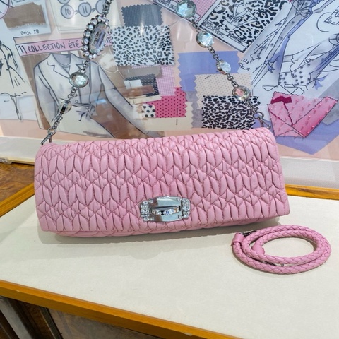 Miumiu繆繆 粉色寶石水晶鏈條包 小號容量也是好合適 容量日常都能裝 少女感滿滿 精緻優雅～ 好搭配不出錯的顏色