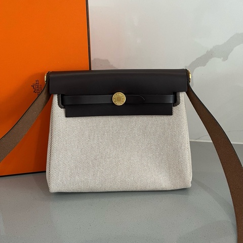 Hermes/愛馬仕 mini herbag烏木配色金扣 k刻