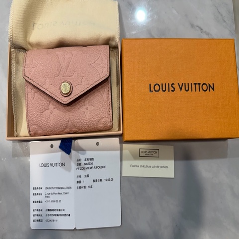 Louis Vuitton LV M62936 Zoé 經典花紋全皮革壓紋三折短夾.玫瑰粉