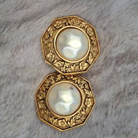 【Channel】(微瑕) Vintage Chanel 八角形浮雕小花珍珠耳環✨ 復古鍍金宮廷風花卉雕刻珍珠耳夾【絕版浪漫典雅款/含刻印】