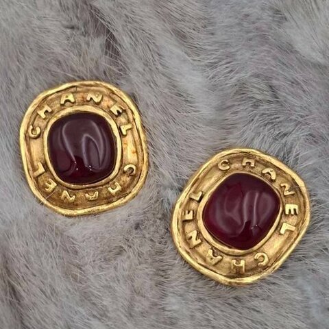 【Chanel】 Vintage 酒紅 Gripoix 琉璃耳環✨ 復古鍍金刻印 CHANEL 字樣邊框耳夾