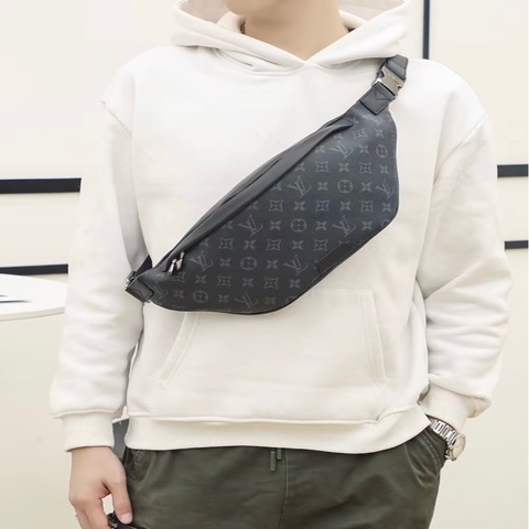 #男士必備#熱銷款#LV Discovery 經典黑灰老花胸包/腰包#女生也可以很帥氣