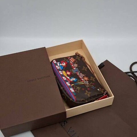 【Louis Vuitton】全新限量！耶誕系列 包體兩面不同花色 小巧可愛✨ Lv全新限量mini腋下包【全新全套附配件】