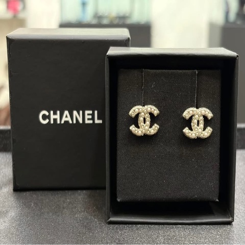 Chanel 經典雙C淡金珍珠耳環