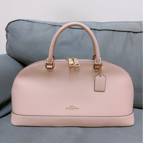 【COACH】經典馬車Logo 氣質粉色防刮牛皮手提/斜背貝殼包 Sierra Satchel (長青熱銷款)
