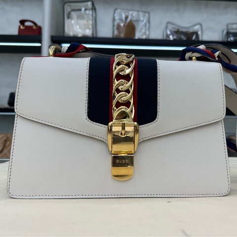 Gucci Sylvie 塞爾維亞中號 白色金扣 經典紅藍織帶+金色鏈條