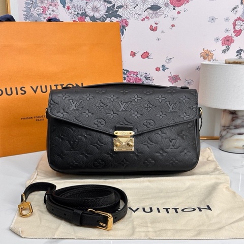 Louis Vuitton LV 路易威登 黑色全皮压纹邮差包（配尘袋） 尺寸25*19*6