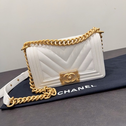Chanel香奈兒 白雪公主/白色做舊金扣荔枝皮V紋Leboy小號鏈條包 未使用擱置品 芯片款