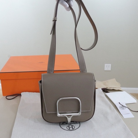 Hermès 愛馬仕Della Cavalleria Mini女包，大象灰銀扣，馬蹄元素扣頭，Epsom皮，尺寸18*16*6配件盒子防塵袋。