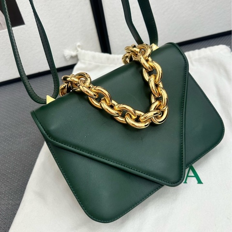 Bottega Veneta葆蝶家金鍊Mount信封包。