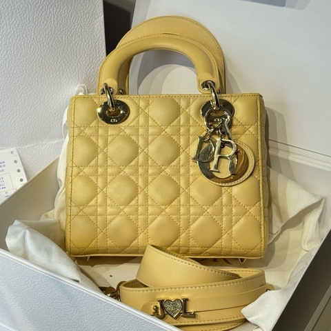 Dior 四格羊皮戴妃 四角輕微補色。