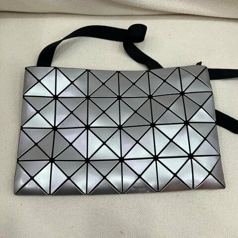 Issey Miyake Lucent 4×6 斜挎信封包 銀色 亮面PVC 黑扣