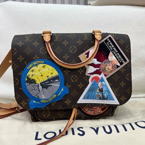 LV × Cindy Sherman 160周年限定 徽章郵差包 老花徽章 銀扣
