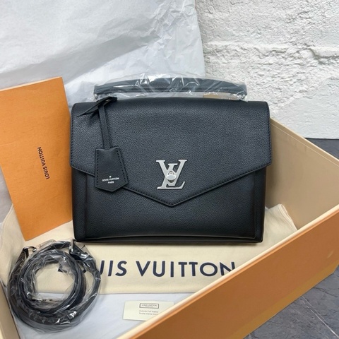 99新 Louis Vuitton LV/路易威登 Lock Me BB 黑色信封包 郵差包 荔枝紋牛皮 尺寸：27*20*10