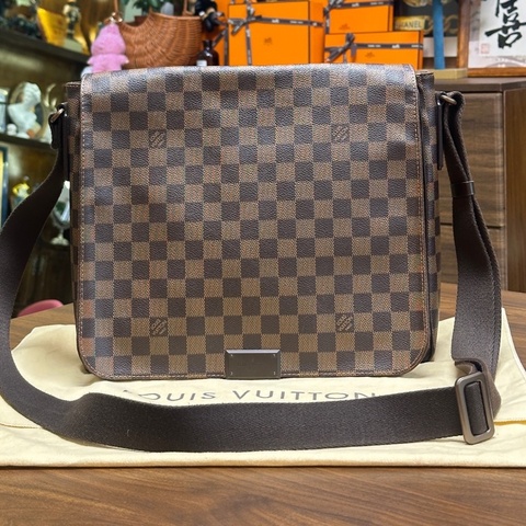 特價出 Louis Vuitton LV 路易威登 棋盤格單肩斜挎郵差包