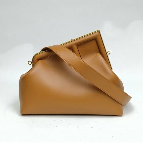 FENDI FENDIFirst中號手袋夾子包焦糖色羊皮革金扣肩背包