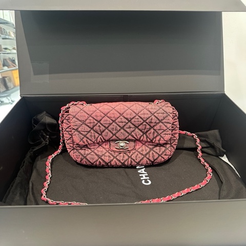 Chanel香奈兒CF丹寧牛仔粉色漸變做舊款單肩斜挎包，閒置未使用成色，四角無磨損內里乾淨，鐳射清晰