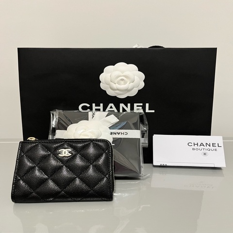 CHANEL 香奈兒《全新》經典黑金魚子醬菱格紋 L型拉鍊短夾