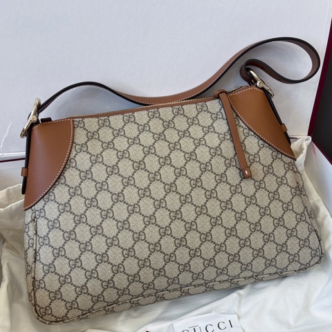 Gucci  古驰Emblem系列老花單肩包，尺寸37×23