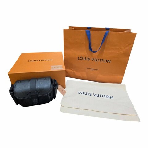 【美收精品】  LOUIS VUITTON 路易維登 黑色老花壓紋可穿戴雙小側袋郵差包 背袋可拆 全新未使用 6-736 【隔月月中將轉賣至日本 上架期限30天】