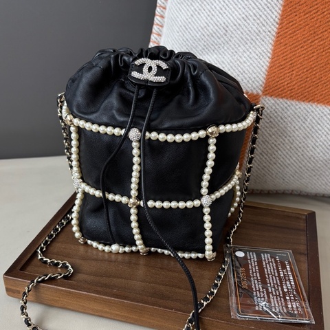 Chanel 香奈兒珍珠鑽扣黑金水桶包，尺寸16×14