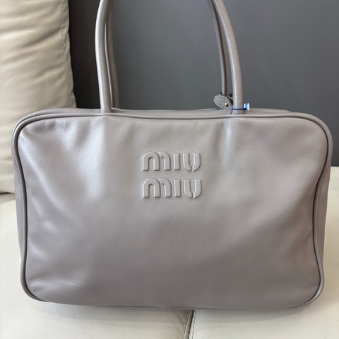 Miumiu繆繆 灰色牛皮Beau保齡球單肩包，尺寸34×23