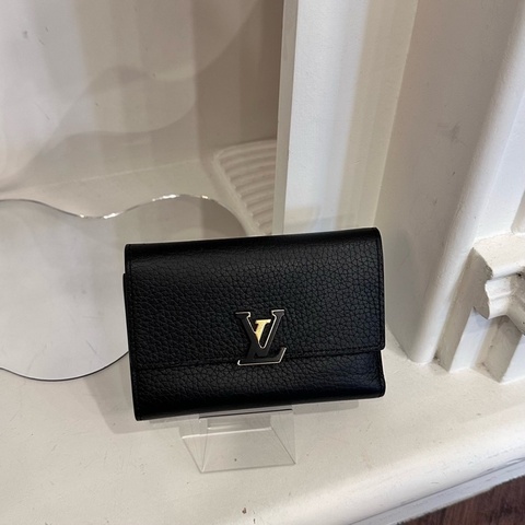 LV M62157/晶片款 黑色Capucines翻蓋短夾